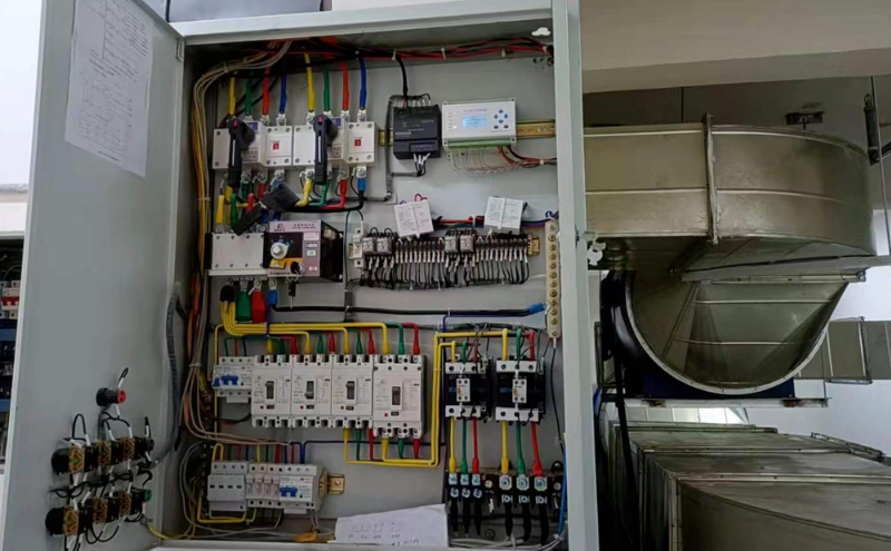 余壓控制器安裝于正壓風(fēng)機(jī)配電箱內(nèi)部